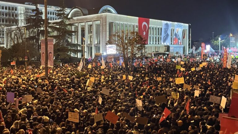 Turquie: le gouvernement cible la principale opposition