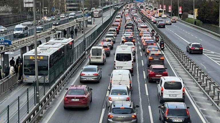 La densité du trafic à Istanbul a augmenté jusqu'à 81 pour cent le soir