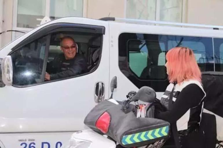 Rencontre émotionnelle à un feu rouge : s'il vous plaît, laissez-moi être enregistré