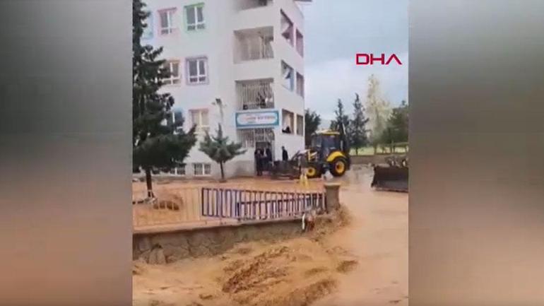 Fortes pluies à Mardin : des élèves bloqués à l'école