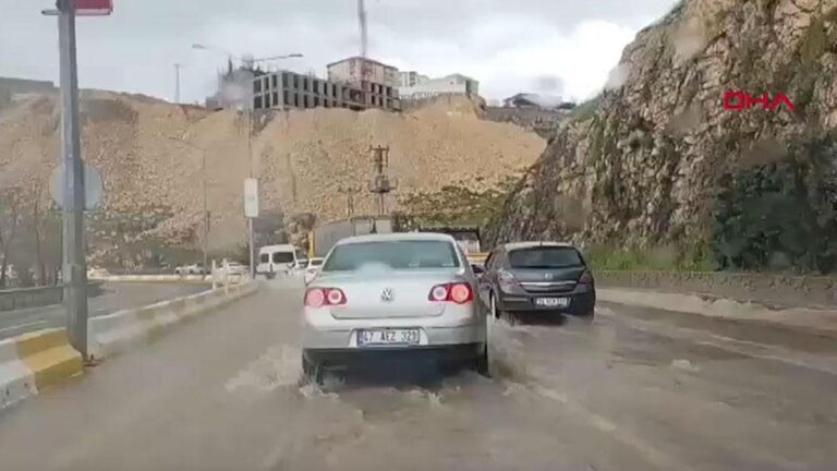 Fortes pluies à Mardin : des élèves bloqués à l'école