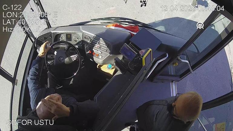 Il s'est arrêté lorsqu'il a vu le drapeau au sol : Comportement applaudi du conducteur