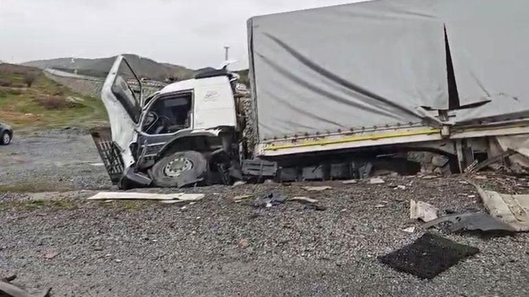La voiture qui est entrée en collision avec un camion a été écrasée comme du papier : 2 morts
