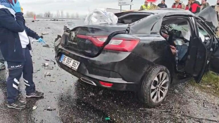 La voiture qui est entrée en collision avec un camion a été écrasée comme du papier : 2 morts