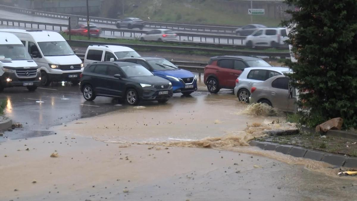 Le ruisseau a débordé sur la route à Çekmeköy ! La direction Kadıköy a été fermée à la circulation