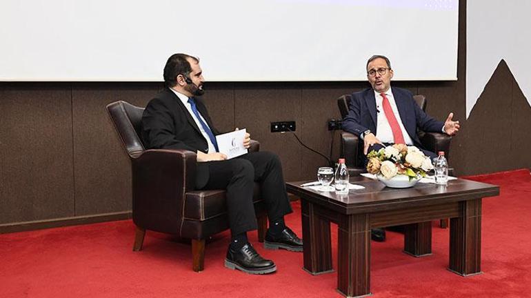 Dr. Mehmet Muharrem Kasapoğlu a rencontré des étudiants en administration publique