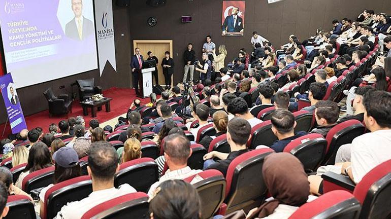 Dr. Mehmet Muharrem Kasapoğlu a rencontré des étudiants en administration publique
