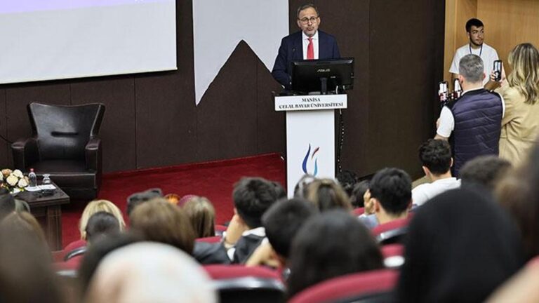 Dr. Mehmet Muharrem Kasapoğlu a rencontré des étudiants en administration publique