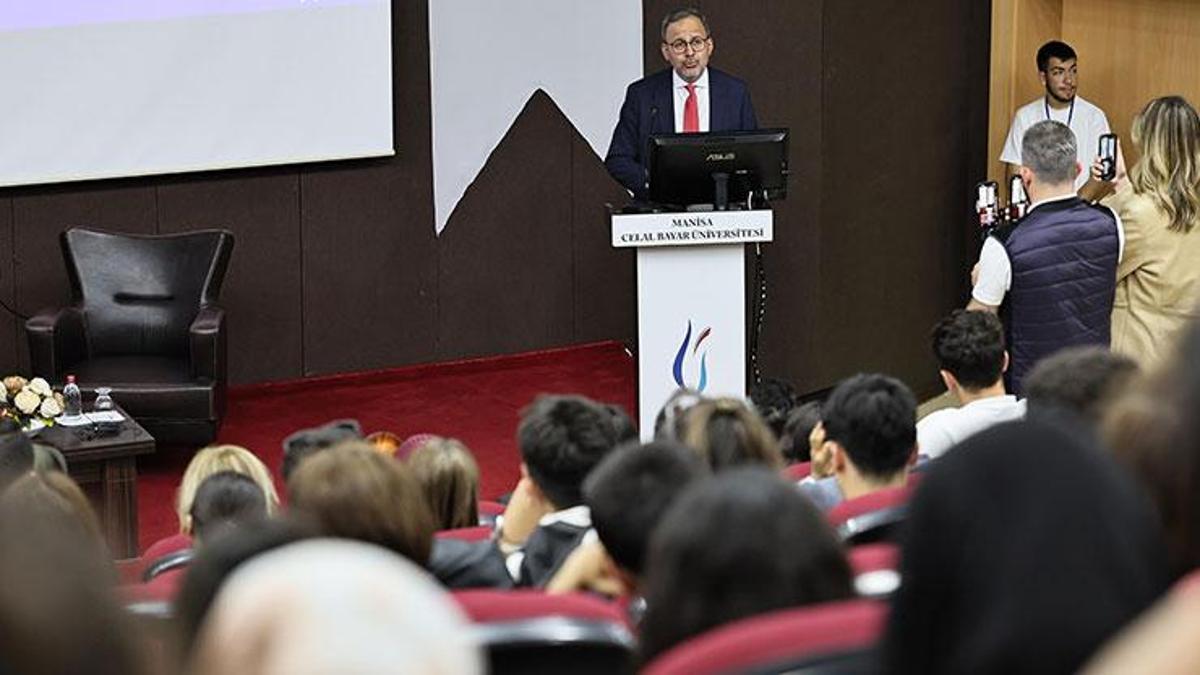 Dr. Mehmet Muharrem Kasapoğlu a rencontré des étudiants en administration publique