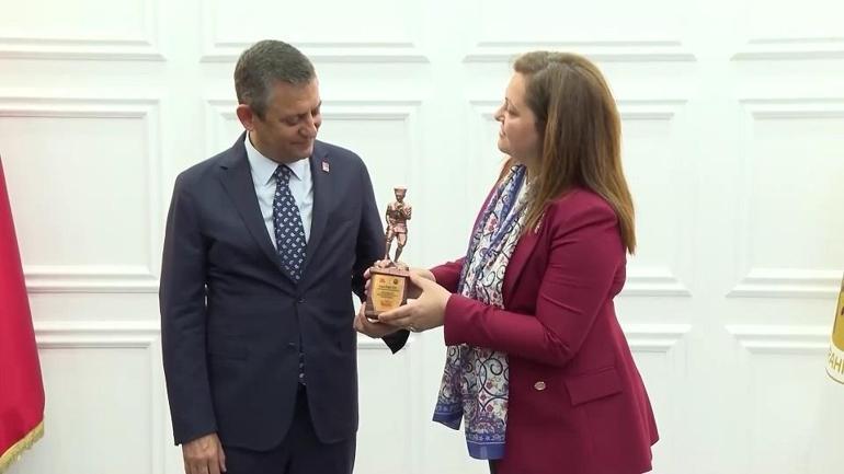 Burcu Köksal, membre du CHP, rejoint-il le parti AKP ? L'affirmation dont on parle depuis des jours...