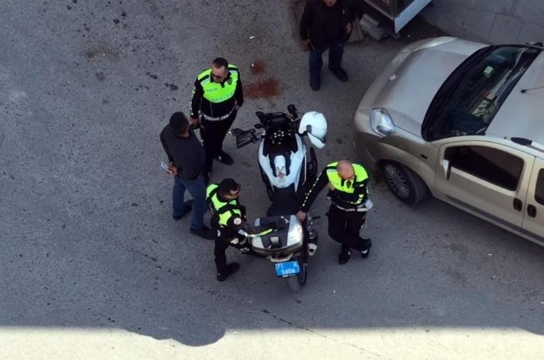 Il a échappé à la police mais a été rattrapé par le drone : 82 000 lires de marche arrière sont filmées