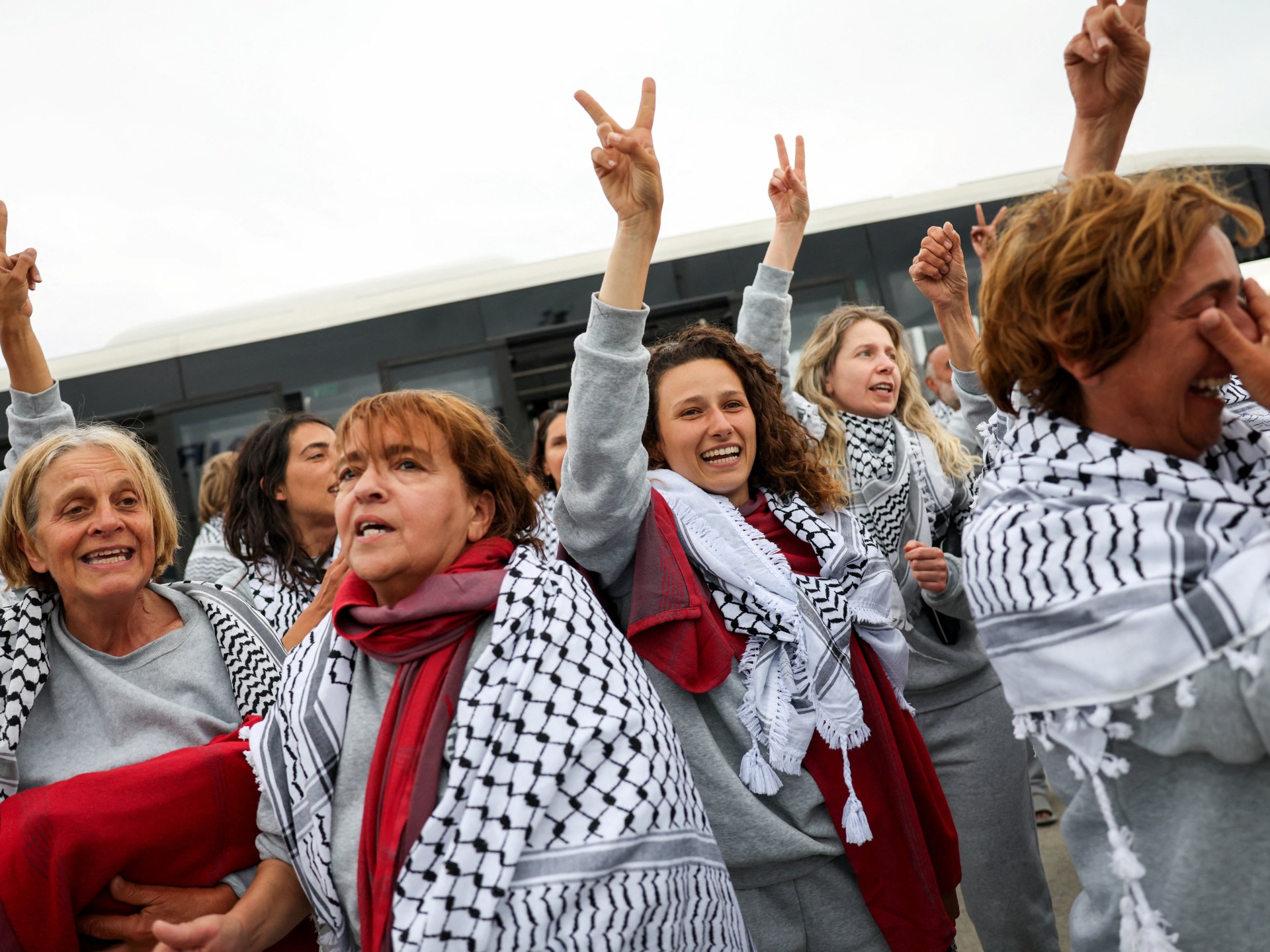 Israël expulse des centaines de militants de la flottille humanitaire pour Gaza au milieu du tollé mondial