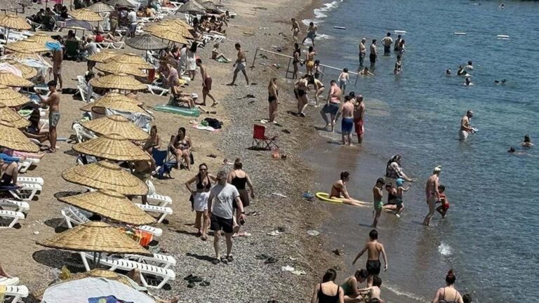 Les plages de la prunelle de la mer Égée débordent