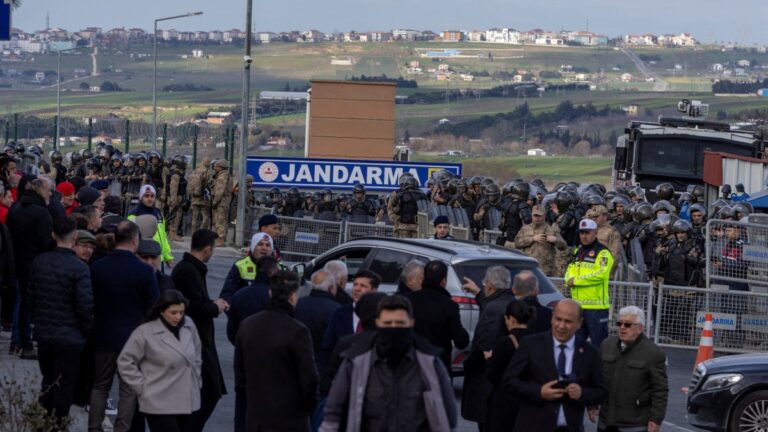 Turquie : Accès entravé au procès du maire