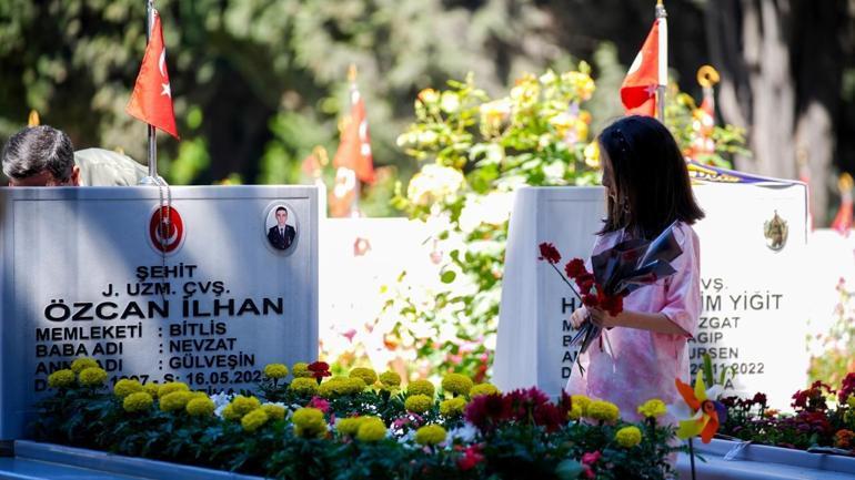 Les familles des martyrs ont visité le cimetière des martyrs d'Edirnekapı le premier jour des vacances