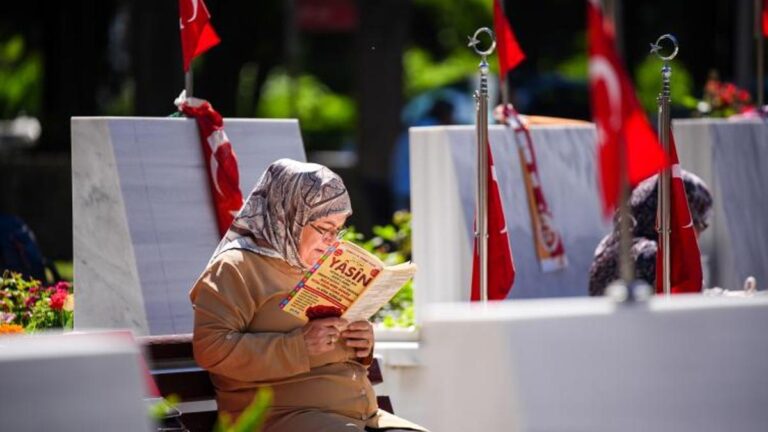 Les familles des martyrs ont visité le cimetière des martyrs d'Edirnekapı le premier jour de la fête.