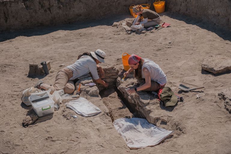 Des archéologues travaillent sur le site de fouilles (Can Erok/Al Jazeera)