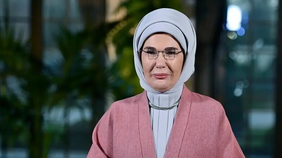 Félicitations de la Première Dame Erdoğan au Ministre Kurum
