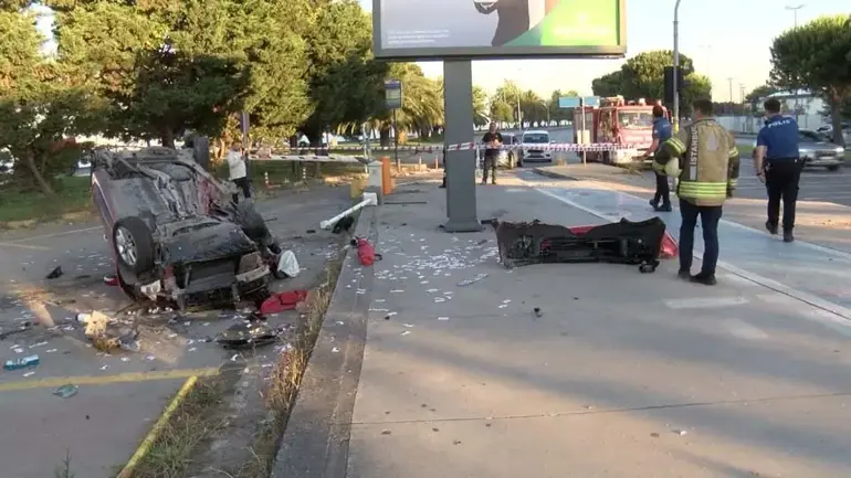 La voiture s'est renversée et s'est envolée vers le parking en bordure de route