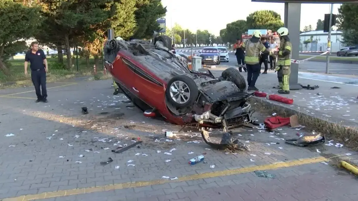 La voiture s'est renversée et s'est envolée vers le parking en bordure de route
