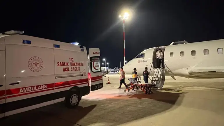 Il a eu un accident en Indonésie et a été transporté en Turquie par ambulance aérienne.