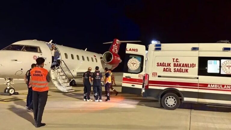 Il a eu un accident en Indonésie et a été transporté en Turquie par ambulance aérienne.
