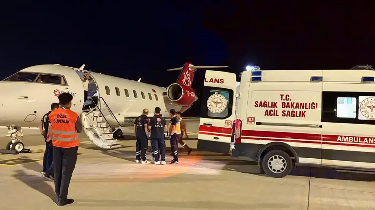 Il a eu un accident en Indonésie et a été transporté en Turquie par ambulance aérienne.