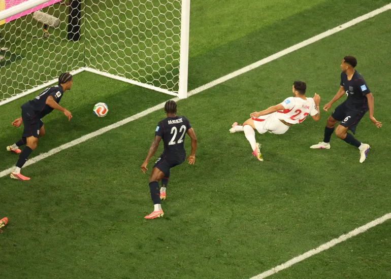 Le défenseur turc n°22 Kaan Ayhan (2e à droite) marque le troisième but de son équipe lors du match de football du Groupe D de la Coupe du monde 2026 entre la Turquie et les États-Unis au stade de Los Angeles à Inglewood le 25 juin 2026. (Photo d'Etienne LAURENT / AFP)