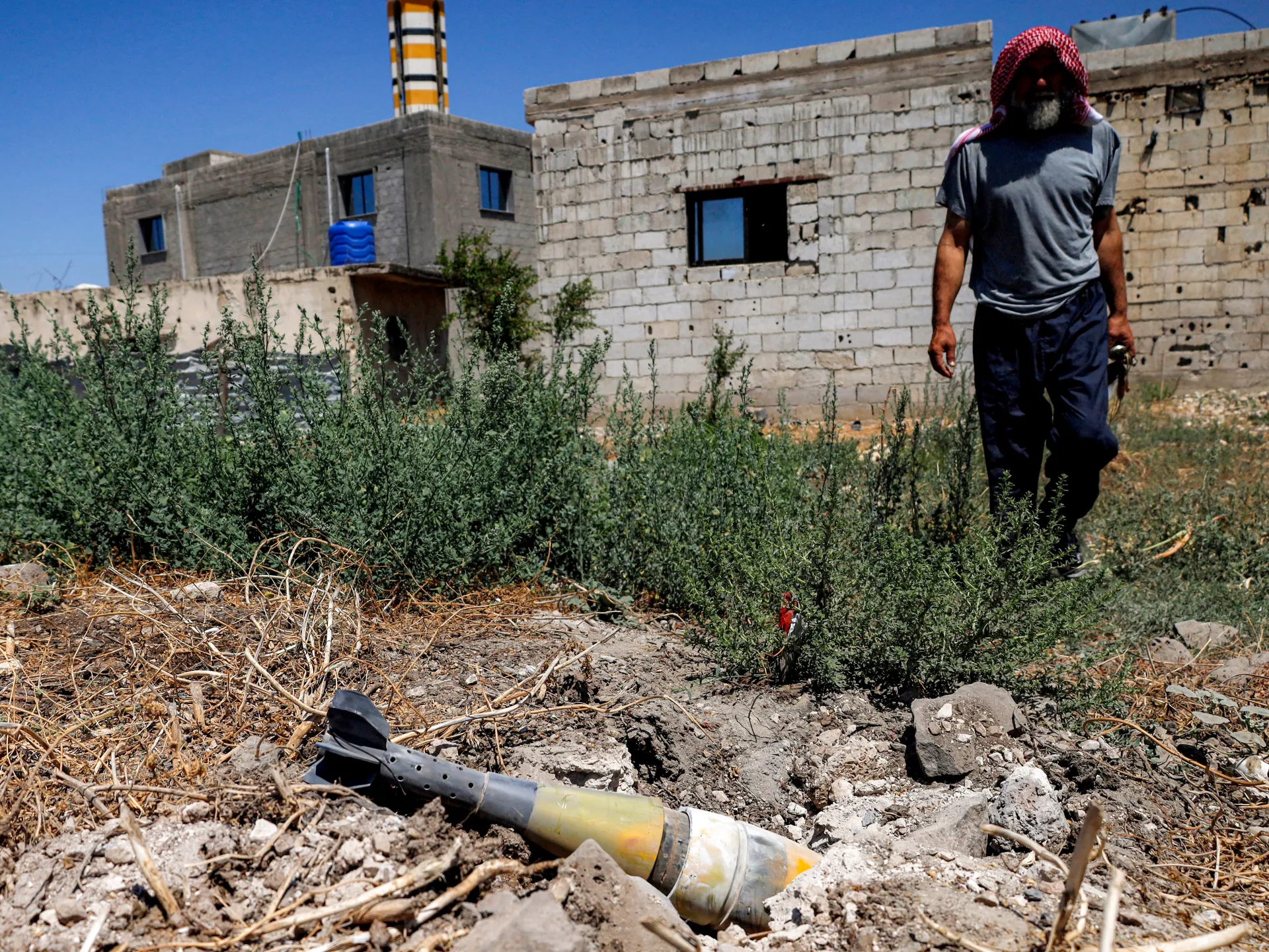 Une nouvelle attaque israélienne dans le sud de la Syrie contraint des familles à fuir leur domicile