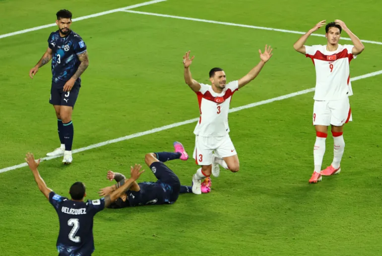 Football football - coupe du monde de la FIFA 2026 - Groupe D - Turquie / Paraguay - San Francisco Bay Area Stadium, Santa Clara, Californie, États-Unis - 19 juin 2026 Merih Demiral et Deniz Gul de Turquie réagissent REUTERS/Eloisa Lopez