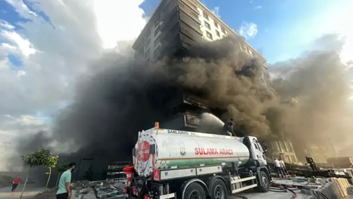 Un immeuble de 10 étages incendié à Şanlıurfa