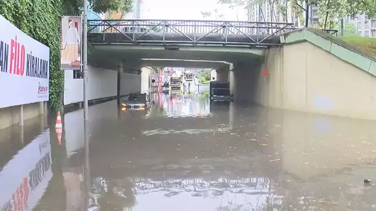 Fortes pluies à Istanbul : les rues sont inondées
