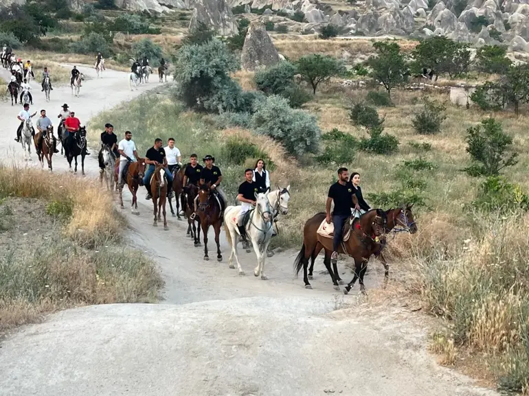 Tour à cheval accompagné de ballons en Cappadoce Le festival a attiré l'attention dès son deuxième jour