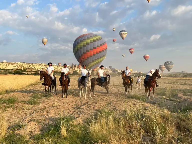 Tour à cheval accompagné de ballons en Cappadoce Le festival a attiré l'attention dès son deuxième jour