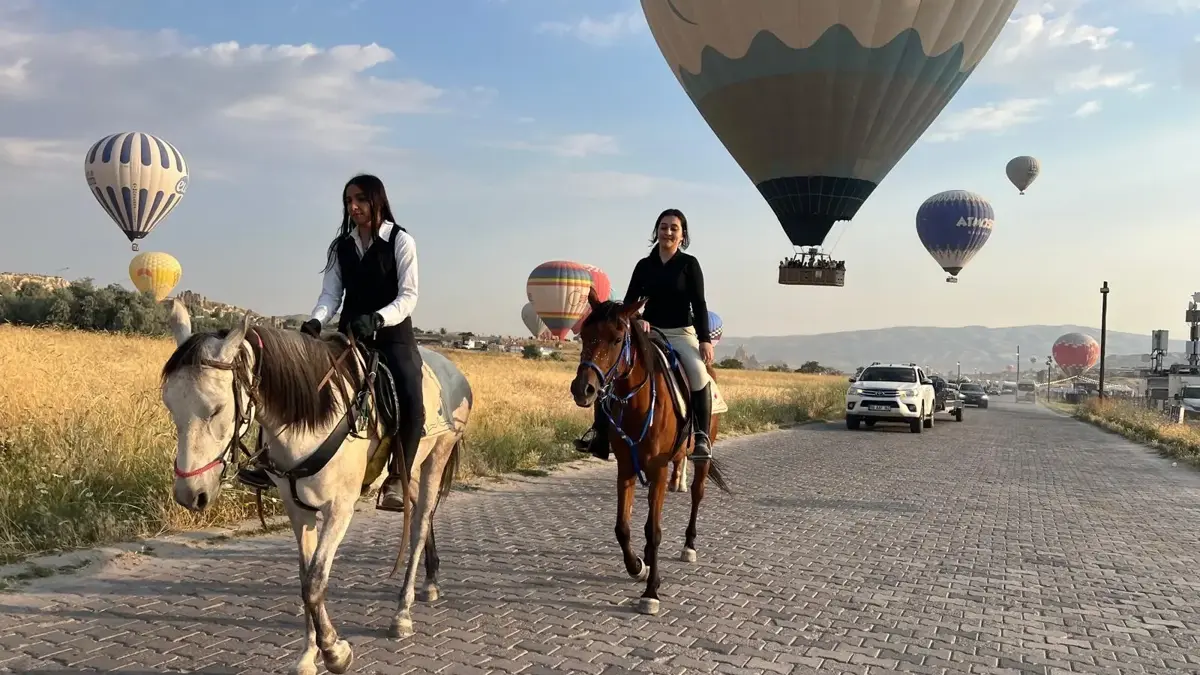 Tour à cheval accompagné de montgolfières en Cappadoce ! Le festival a attiré l'attention dès sa deuxième journée