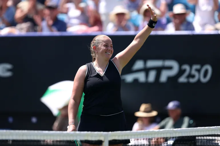 EASTBOURNE, ANGLETERRE – 25 JUIN : Jelena Ostapenko, de Lettonie, célèbre sa victoire contre Zeynep Sonmez, de Turkiye, lors du quart de finale du simple féminin, le quatrième jour de l'Open de Lexus Eastbourne au Devonshire Park, le 25 juin 2026 à Eastbourne, en Angleterre. (Photo de Charlie Crowhurst/Getty Images pour LTA)