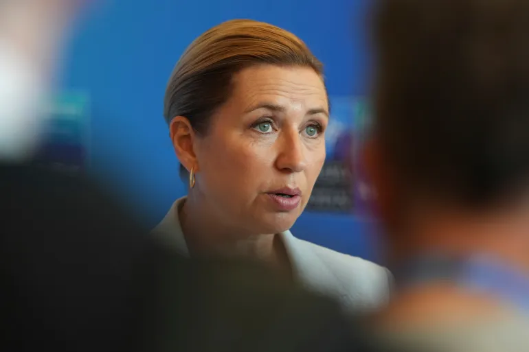 La Première ministre danoise Mette Frederiksen s'entretient avec les médias alors qu'elle arrive au sommet de l'OTAN à Ankara, le 8 juillet 2026.