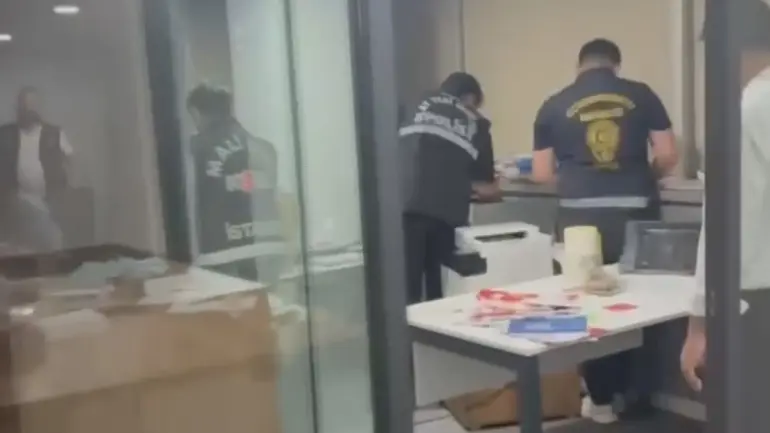 Enquête contre l'association AHBAP : Haluk Levent placé en garde à vue Jeu de maladie dans la messagerie