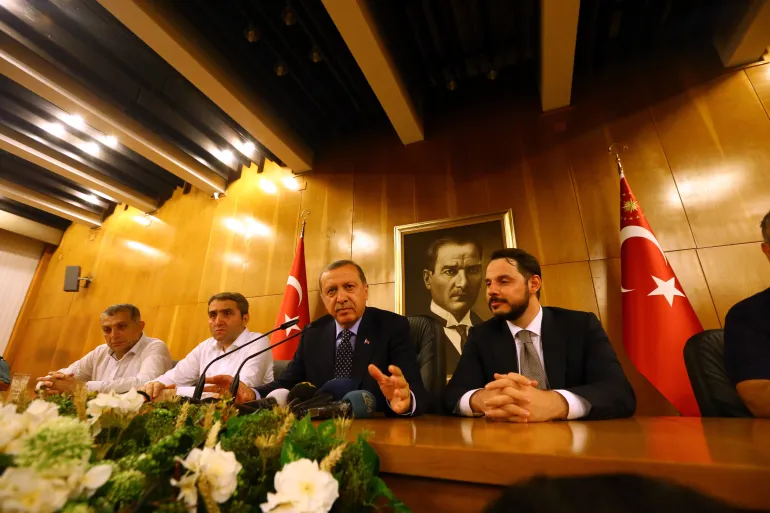 Le président turc Tayyip Erdogan s'adresse lors d'une tentative de coup d'État à Istanbul, en Turquie.