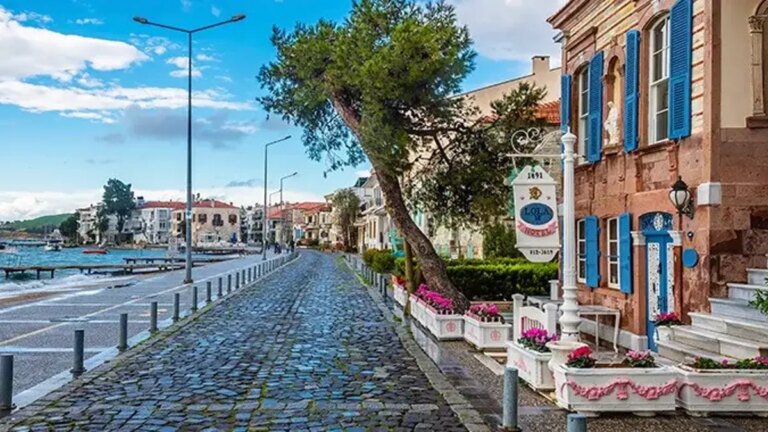 Que puis-je visiter à Eski Foça ? Où se trouve Eski Foça et comment s’y rendre ?