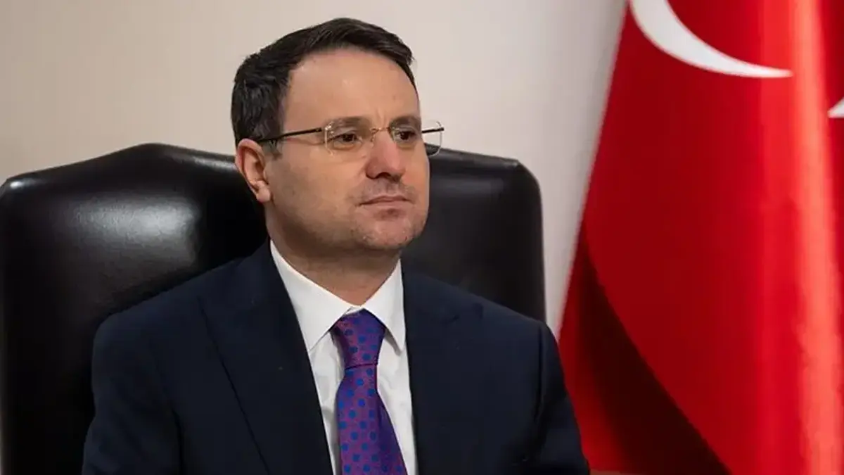Le ministre Gürlek a fait don de 150 mille lires au Croissant-Rouge turc
