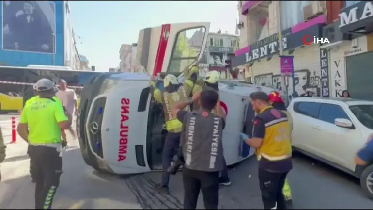 Un bus de l'IETT est entré en collision avec une ambulance : l'accident dans lequel 5 personnes ont été blessées a été filmé