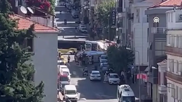 Un bus de l'IETT est entré en collision avec une ambulance : l'accident dans lequel 5 personnes ont été blessées a été filmé