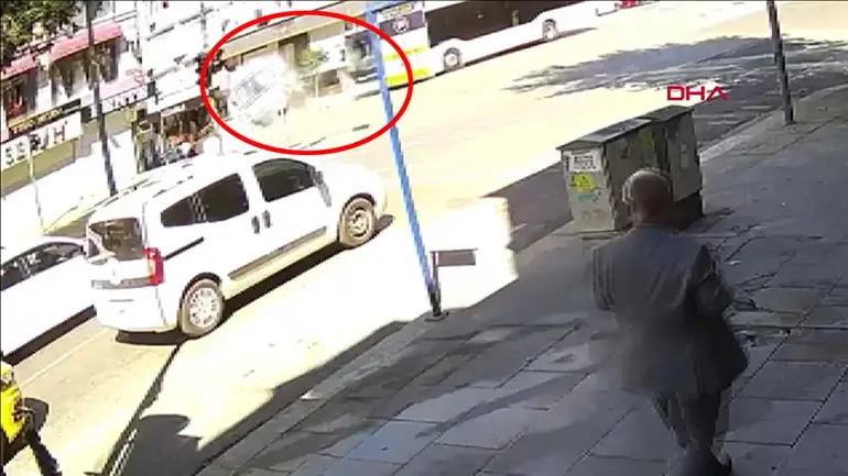 Un bus de l'IETT est entré en collision avec une ambulance : l'accident dans lequel 5 personnes ont été blessées a été filmé