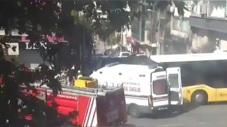 Un bus de l'IETT est entré en collision avec une ambulance : l'accident dans lequel 5 personnes ont été blessées a été filmé