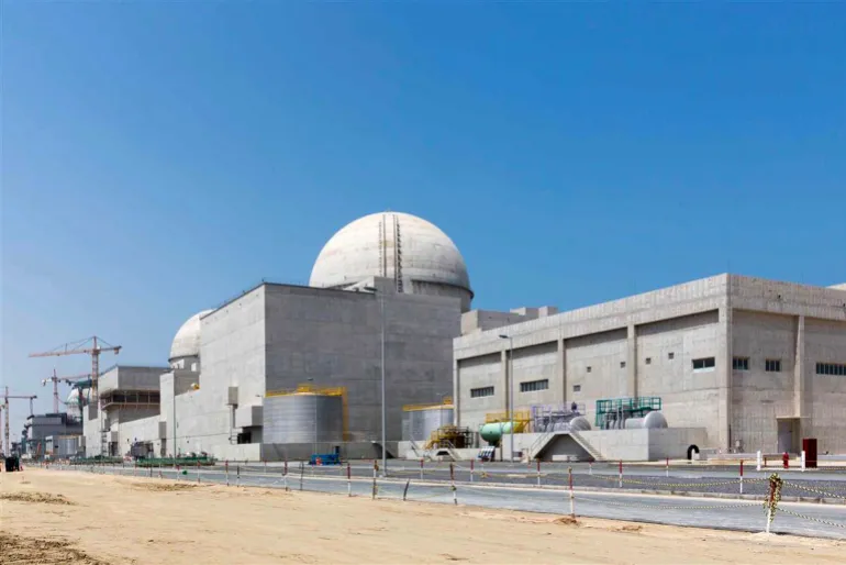 Cette photo non datée publiée par l'agence de presse officielle des Émirats arabes unis montre la centrale nucléaire en construction de Barakah, dans le désert occidental d'Abu Dhabi.