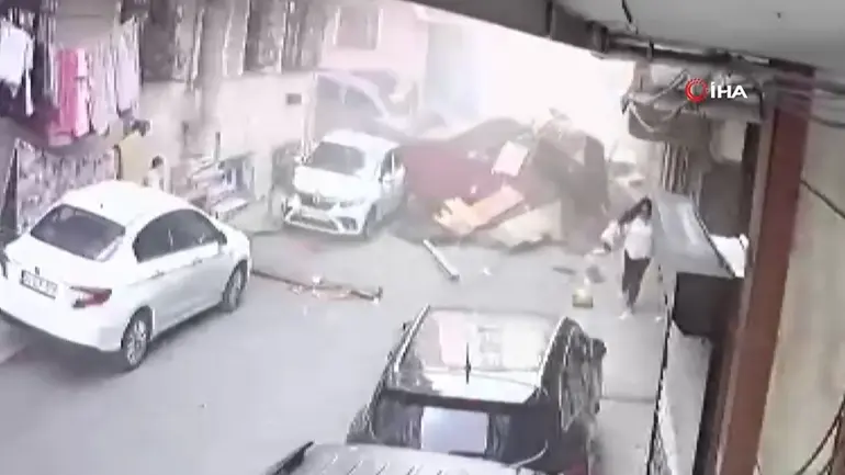 Le toit s'est envolé dans la rue pendant la tempête, les enfants ont été sauvés à la dernière minute