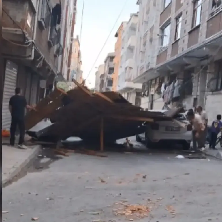 Le toit s'est envolé dans la rue pendant la tempête, les enfants ont été sauvés à la dernière minute