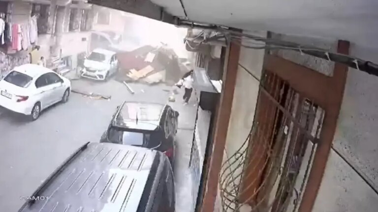 Le toit s'est envolé dans la rue pendant la tempête, les enfants ont été sauvés à la dernière minute