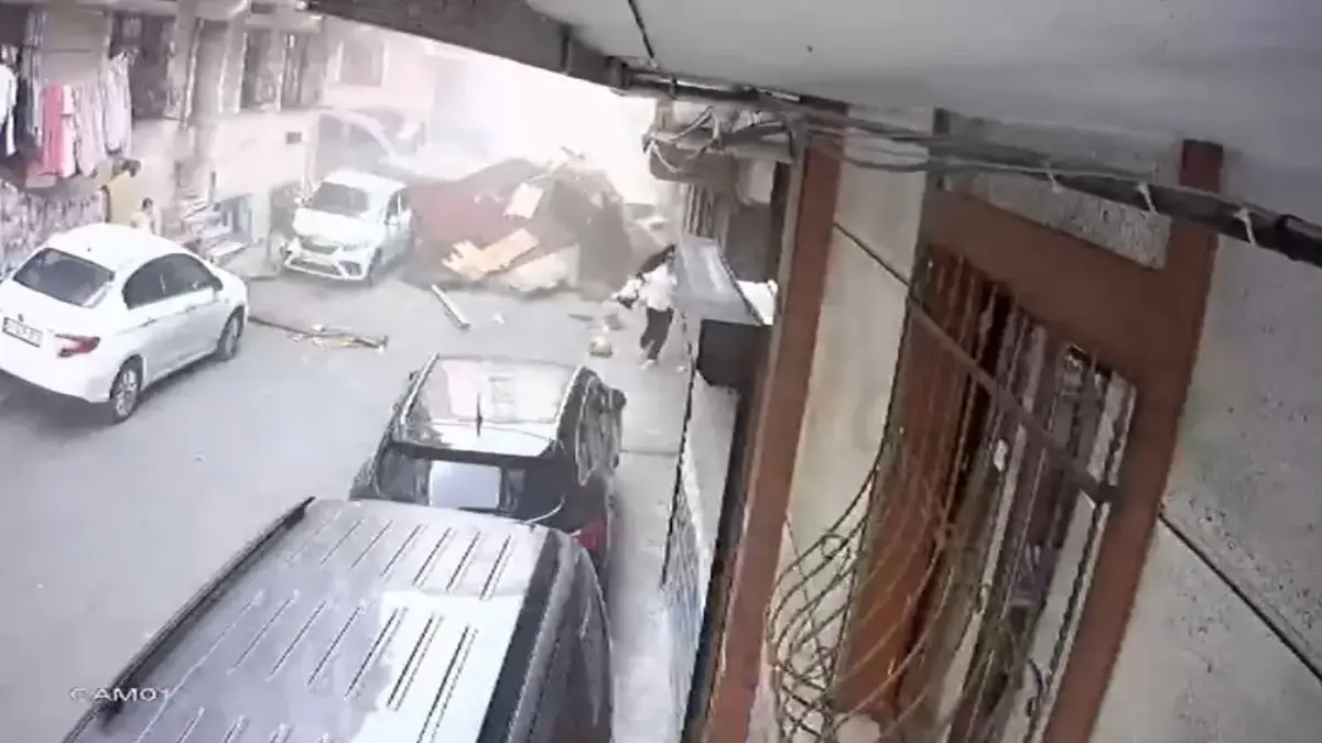 Le toit s'est envolé dans la rue pendant la tempête, les enfants ont été sauvés à la dernière minute